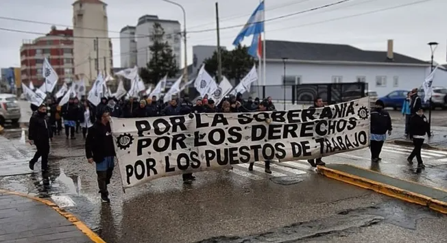 Nueva ola de despidos sacude a las provincias y suma presión a los gobernadores